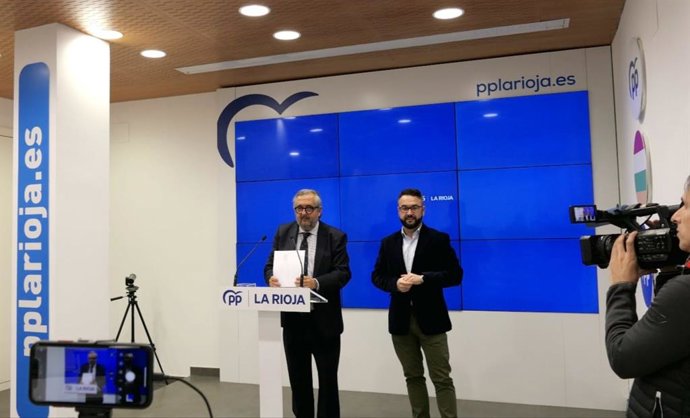 Los parlamentarios del PP Luis Martínez Portillo y Javier Merino en comparecencia de prensa