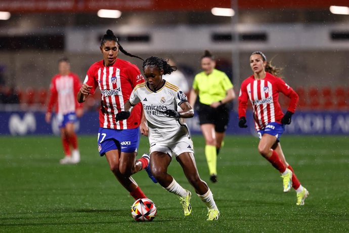 Linda Caicedo intenta escaparse de Gaby García en el Atlético de Madrid-Real Madrid de la Copa de la Reina 23-24