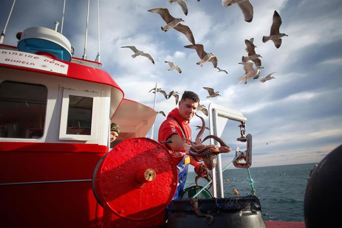 Archivo - Un marinero durante una salida a faenar del barco Mariñeiro 2, a 27 de diciembre de 2023, en Lugo, Galicia (España). 