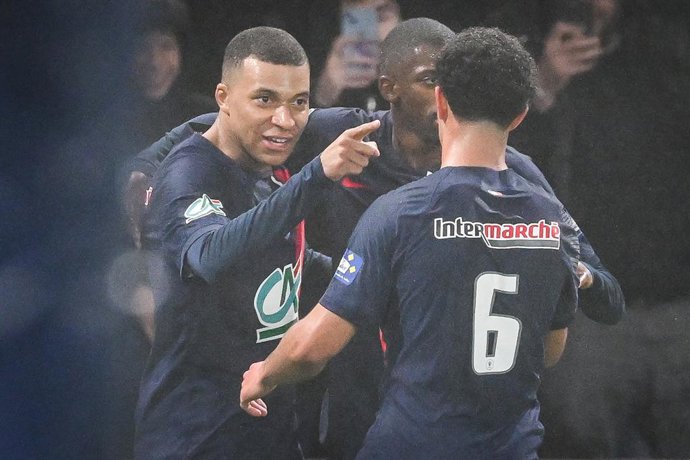 07 February 2024, France, Paris: Paris Saint-Germain's Kylian Mbappe (L) celebrates scoring his side's first goal with teammates during the French Cup round of 16 soccer match between Paris Saint-Germain and Stade Brest at Parc des Princes Stadium. Phot