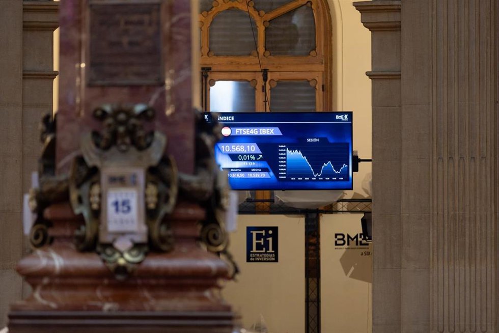 Un panel del Ibex 35, en el Palacio de la Bolsa de Madrid, a 15 de enero de 2024, en Madrid (España). 