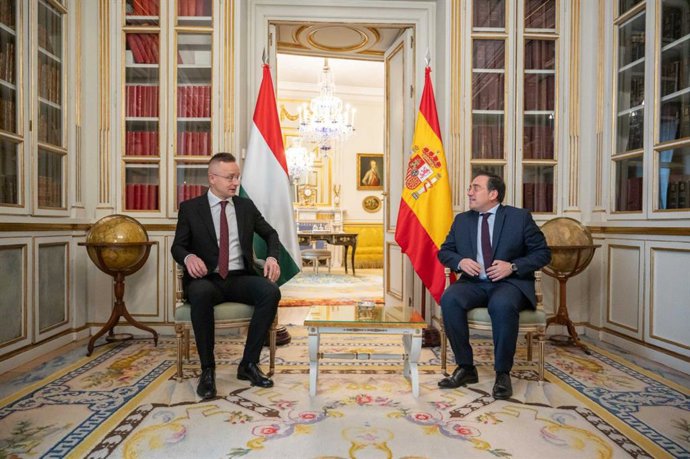 El ministro de Asuntos Exteriores, Unión Europea y Cooperación, José Manuel Albares, y su homólogo de Hungría, Peter Szijjarto, durante su encuentro en Madrid