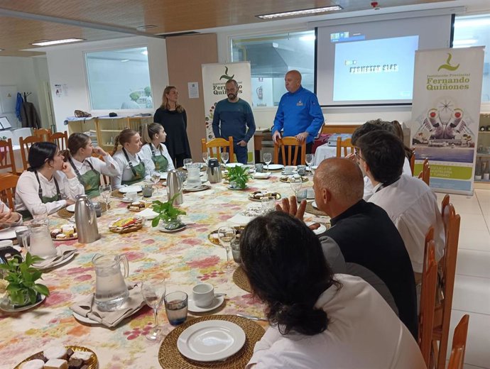 El barman Alberto Fernández Solino ofrece una masterclass en la Escuela de Hostelería de Cádiz.