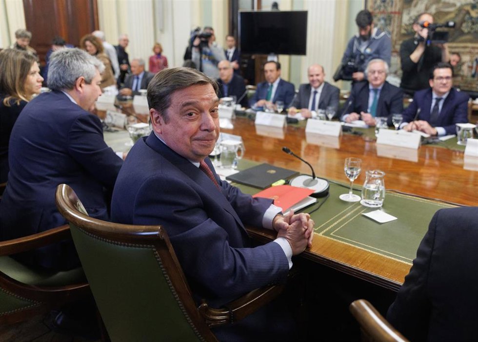 Archivo - El ministro de Agricultura, Pesca y Alimentación, Luis Planas (c), preside el pleno del Observatorio de la Cadena Alimentaria, en la sede del Ministerio,