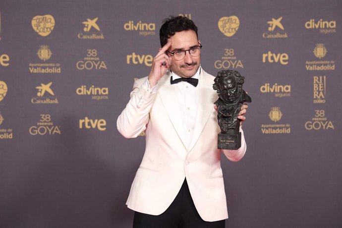 El realizador Juan Antonio Bayona posa con el premio Goya a Mejor Dirección por 'La Sociedad de la Nieve'