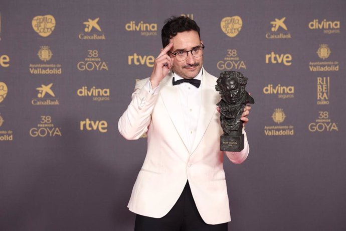 El realizador Juan Antonio Bayona posa con el premio Goya a Mejor Dirección por 'La Sociedad de la Nieve', durante la gala de la 38 edición de los Premios Goya, en el Auditorio Feria de Valladolid, a 10 de febrero de 2024, en Valladolid, Castilla y León (