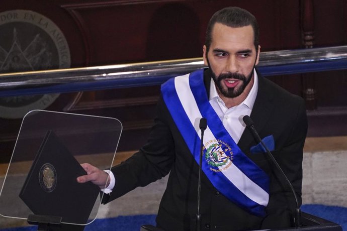 Archivo - 01 June 2023, El Salvador, San Salvador: El Salvador's President Nayib Bukele leaves delivers a report to the nation for his 4th anniversary of presidential administration in the plenary session of the Legislative Assembly. Photo: Camilo Freed