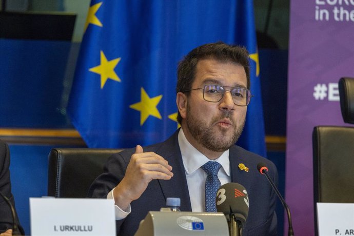 El presidente de la Generalitat, Pere Aragons, interviene durante el Caucus por la Autodeterminación, en el Parlamento Europeo, a 31 de enero de 2024, en Bruselas (Bélgica). Aragonés y Urkullu han defendido frente al Parlamento Europeo la propuesta d