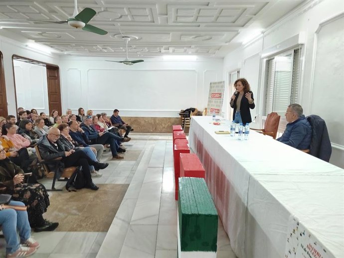 La secretaria general de CCOO-A, Nuria López, en un acto con delegados de Almería.