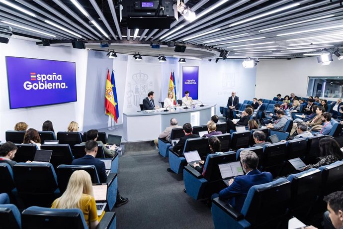 (I-D) El ministro de Transportes y Movilidad Sostenible, Óscar Puente; la ministra Portavoz y ministra de Educación, Formación Profesional y Deporte, Pilar Alegría y la ministra de Vivienda y Agenda Urbana, Isabel Rodríguez, durante una rueda de prensa 