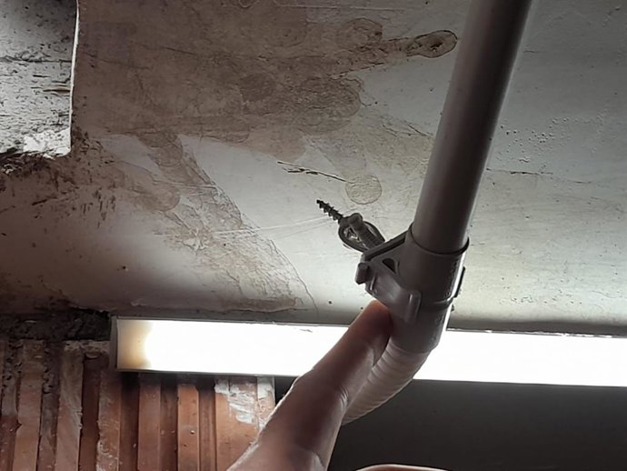 Detalle del estado en que se entregaron las plazas de garaje y trasteros del parking de la calle Arráez, en Almería