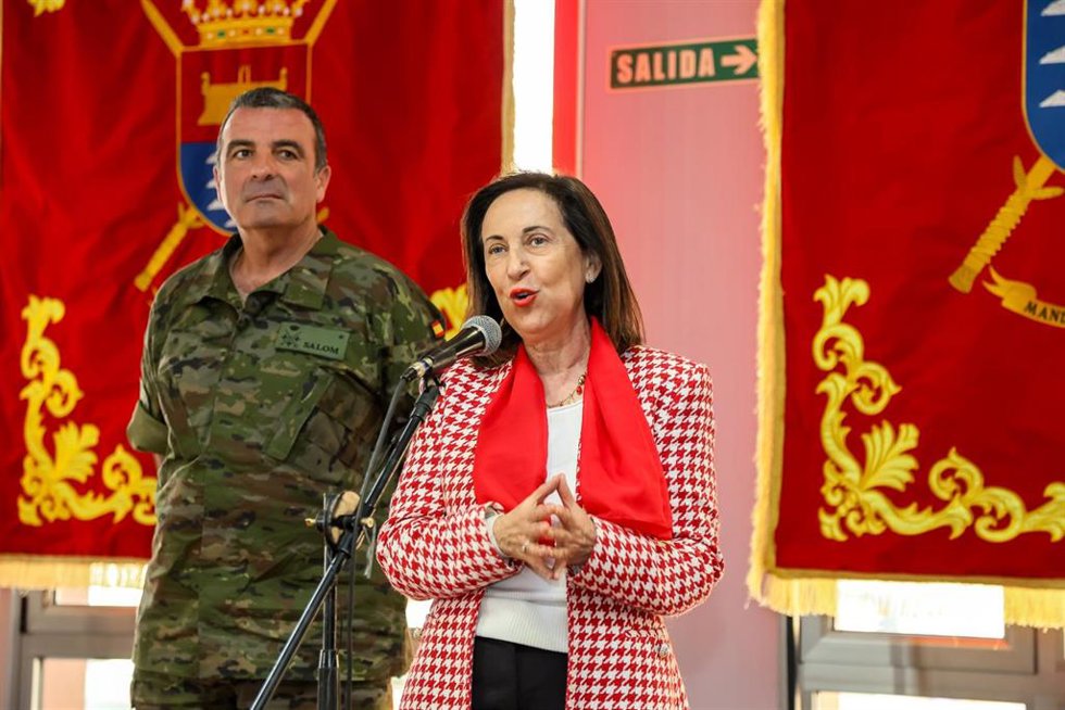 La ministra de Defensa, Margarita Robles, interviene durante su visita a la Brigada Canarias XVI, ubicada en la base militar 'General Alemán Ramírez', a 5 de febrero de 2024, en Las Palmas de Gran Canaria, Gran Canaria, Canarias, (España)