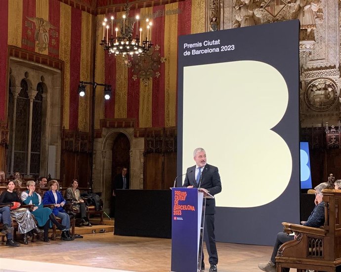 El alcalde de Barcelona, Jaume Collboni, en el acto institucional de entrega de los Premis Ciutat de Barcelona 2023