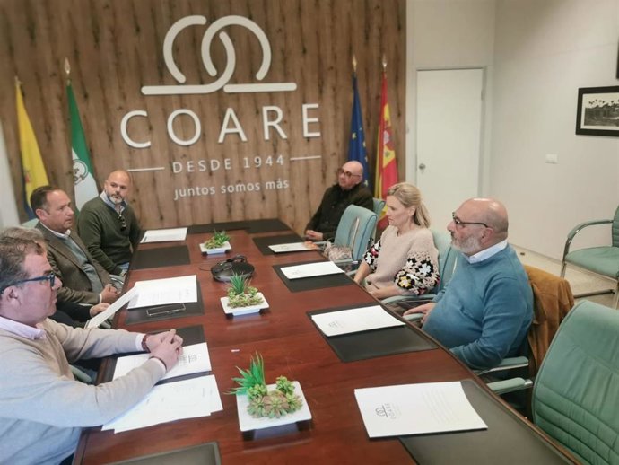 Alejandro Hernández con el equipo rector de la Cooperativa Agrícola de Regantes (Coare) en su sede en Palma del Río.