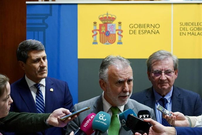 El ministro de Política Territorial y Memoria Democrática, Ángel Víctor Torres, atiende a los medios de comunicación antes de presidir, junto al delegado del Gobierno en Andalucía, Pedro Fernández (i), la presentación del nuevo subdelegado del Gobierno 