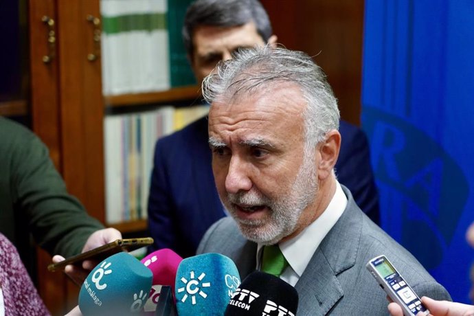 El ministro de Política Territorial y Memoria Democrática, Ángel Víctor Torres, atiende este martes a los medios de comunicación en Málaga.  