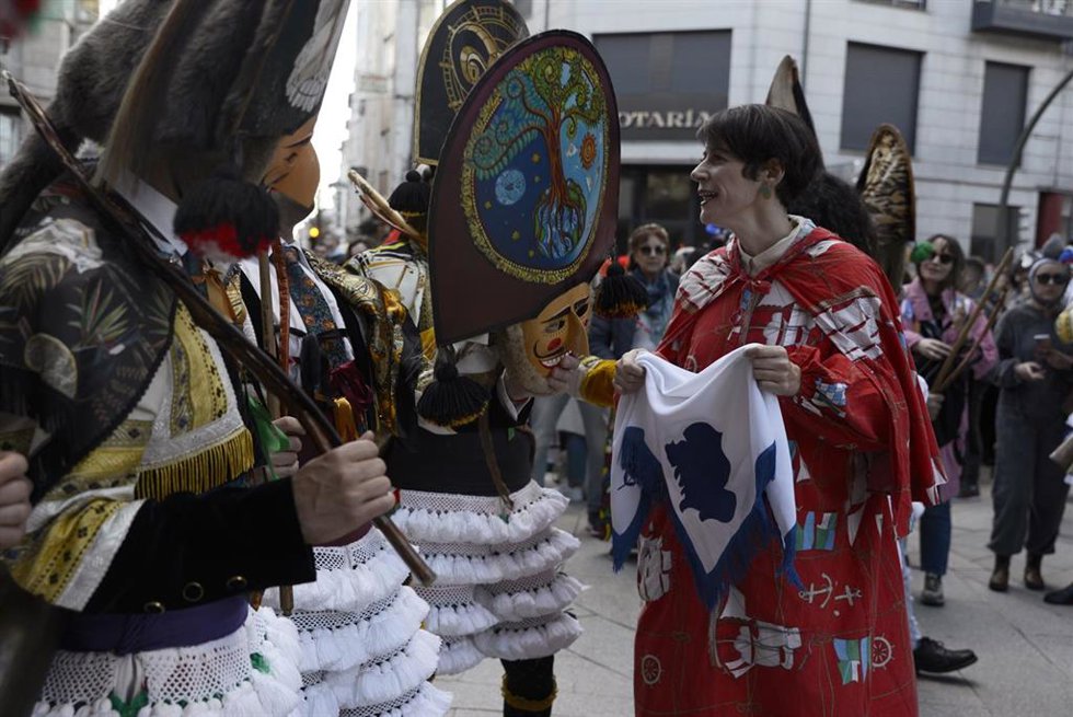 La candidata del Bloque Nacionalista Galego (BNG) a la presidencia de la Xunta, Ana Pontón, vestida con una túnica de colores llamada 'capuchón' habitual disfraz de los vecinos de Verín, durante su participación en el Entroido de Verín, en la Praza do C