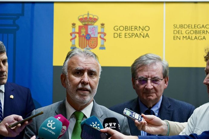 El ministro de Política Territorial y Memoria Democrática, Ángel Víctor Torres, atiende a los medios en Málaga.