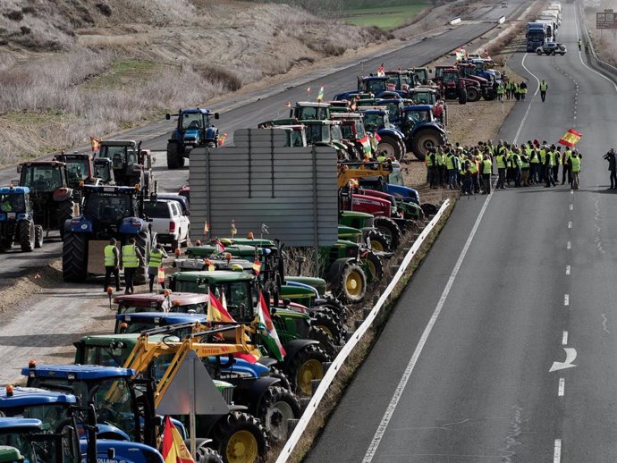 Tractores en el acceso al polígono Lentiscares durante la sexta jornada de protestas de agricultores y ganaderos, a 12 de febrero de 2024, en Navarrete, La Rioja (España). 