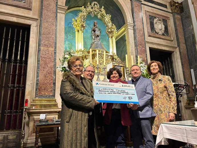 Entrega de la donación de la Esclavitud de la Virgen del Sagrario de Toledo a Cáritas obtenida en la recaudación del 'Concierto de Navidad'.