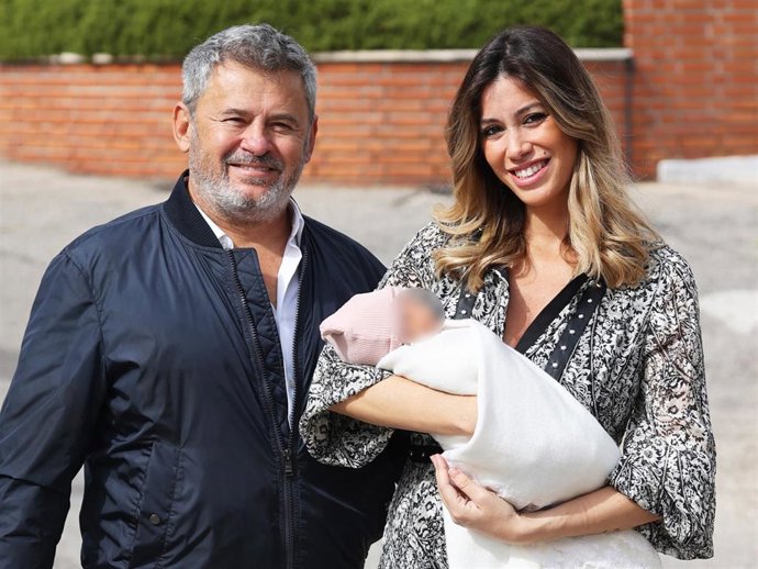 Archivo - Miki Nadal y Helena Aldea salen del hospital con su hija Galatea y acompañados por Carmen, hija del presentador, a 16 de octubre de 2022, en Madrid (España)    FAMILIA;BEBE;HOSPITAL;SALUD    Antonio Gutiérrez / Europa Press    (Foto de ARCHIVO