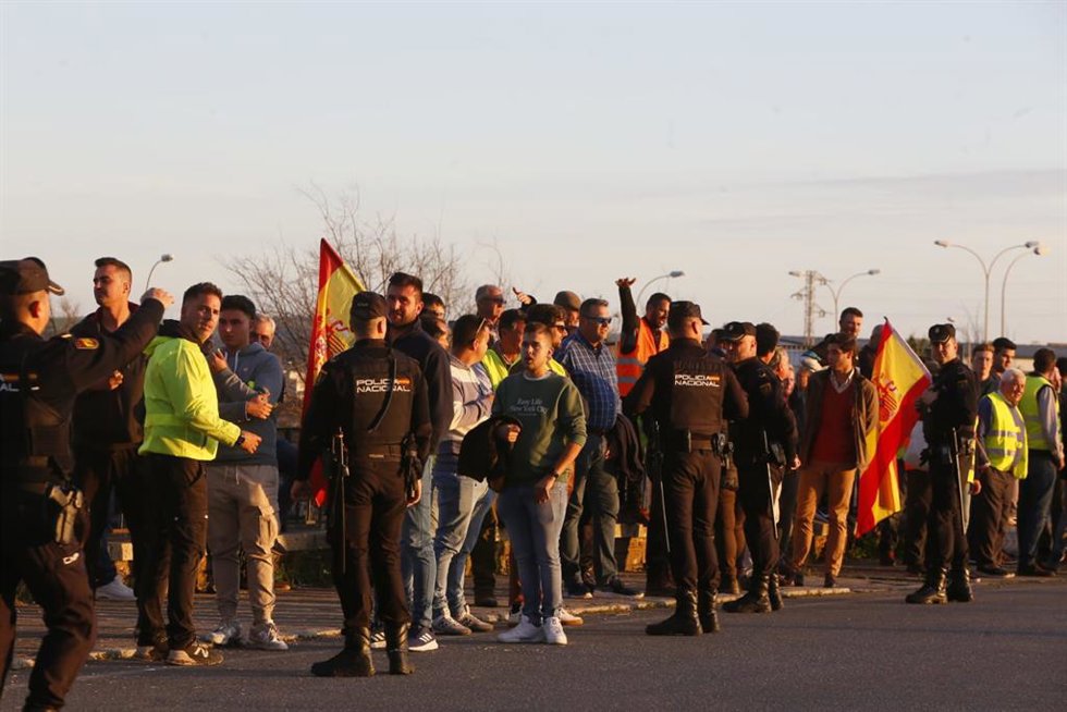 Protesta antes de la entrega de un premio a Luis Planas en Córdoba.