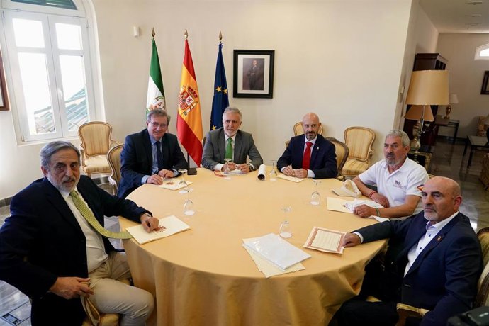 El ministro de Política Territorial y Memoria Democrática, Ángel Víctor Torres, (c) se reúne con representantes de colectivos de Memoria Democrática y preside la presentación oficial del subdelegado.