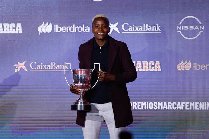 Archivo - Racheal Kundananji receives an award during the MARCA Women's Sports Awards gala held at the Espacio Rastro Madrid on November 02, 2023, in Madrid, Spain.