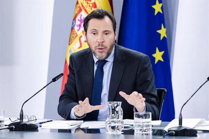 El ministro de Transportes y Movilidad Sostenible, Óscar Puente, durante una rueda de prensa posterior a la reunión del Consejo de Ministros, en el Palacio de la Moncloa, a 13 de febrero de 2024, en Madrid (España). 