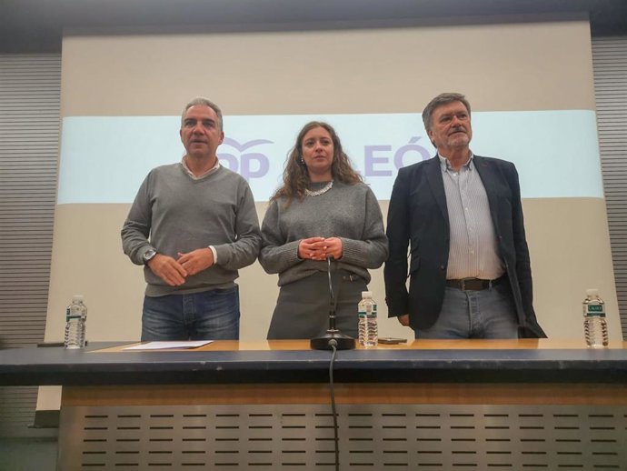 El vicesecretario de Coordinación Autonómica y Local, Elías Bendodo; la presidenta provincial del PP y vicesecretaria de Sanidad y Educación, Ester Muñoz; y el secretario general del PP en Castilla y León, Francisco Vázquez