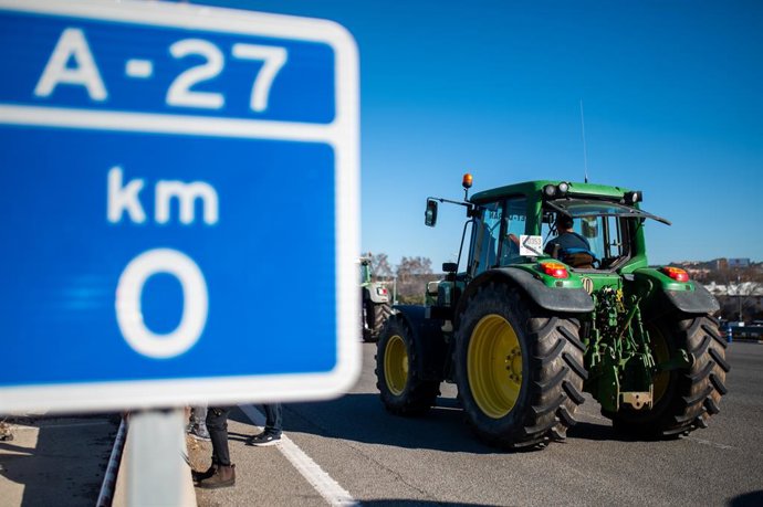 Tractores llegan por la autovía A-27 al puerto de Tarragona, a 13 de febrero de 2024, en Tarragona, Catalunya (España). Agricultores y ganaderos de toda España han sacado sus tractores a las carreteras por sexto día consecutivo, para pedir mejoras en el