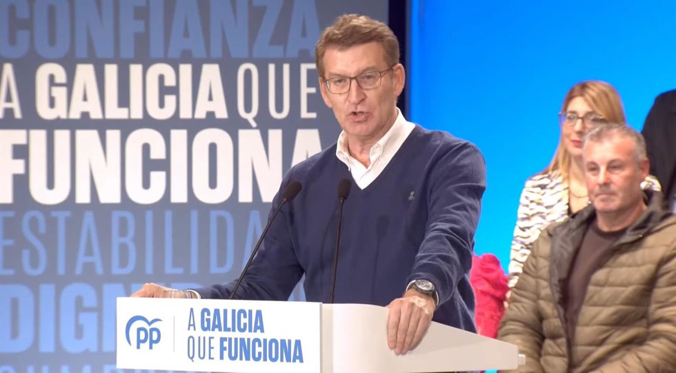 El presidente del PP, Alberto Núñez Feijóo, en un mitin en Noia (A Coruña).