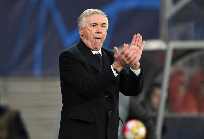 13 February 2024, Saxony, Leipzig: Real Madrid coach Carlo Ancelotti applauds to his players from the touchline during the UEFA Champions League round of 16 first leg soccer match between RB Leipzig and Real Madrid at the Red Bull Arena. Photo: Robert M