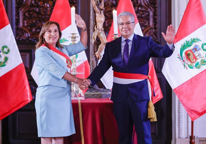 La presidenta de Perú, Dina Boluarte, toma posesión de Walter Astudillo como ministro de Defensa