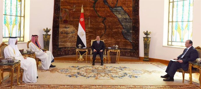 El presidente de Egipto, Abdelfatá al Sisi, recibe al ministro de Exteriores de Qatar, Mohamed bin Abdul Rahman al Thani, en presencia del jefe de Inteligencia egipcia, Abbas Kamel, y el de Seguridad qatarí, Abdulá bin Mohamed al Julaifi