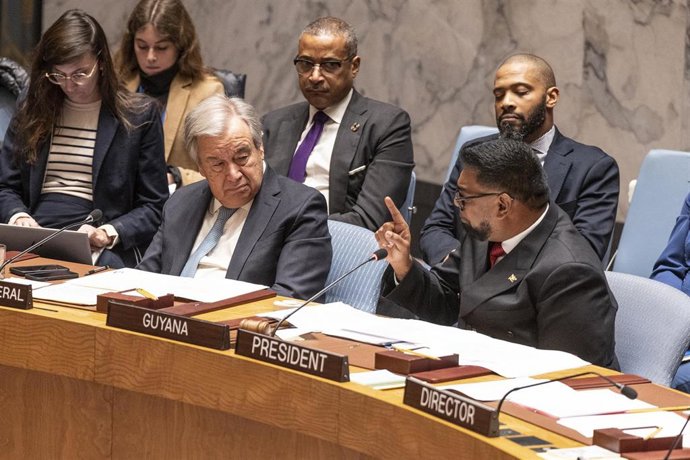 El secretario general de la ONU, António Guterres (izquierda), y el presidente de Guyana, Mohamed Irfaan Ali (derecha)