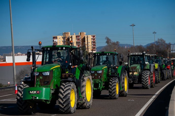 Tractors arriben per l'autovia A-27 al port de Tarragona, a 13 de febrer de 2024, a Tarragona, Catalunya (Espanya)