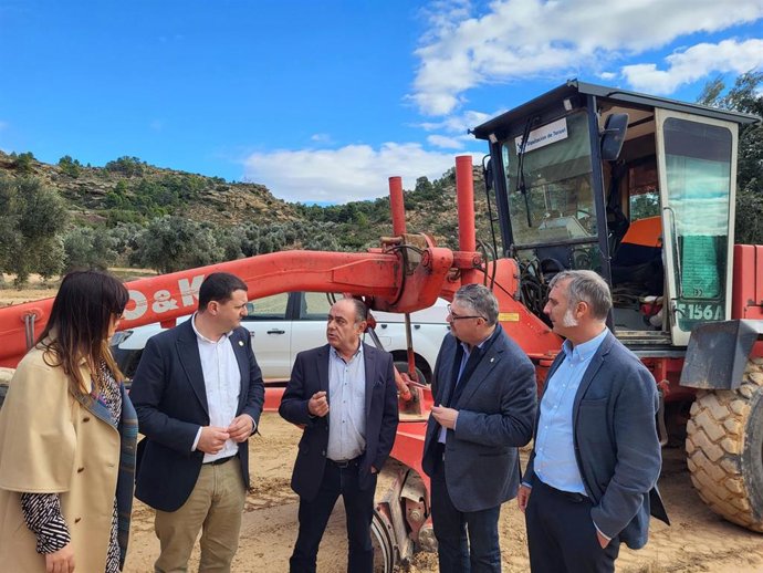 El vicepresidente segundo de la DPT, Rafael Samper, inspecciona unos trabajos en los caminos rurales del Bajo Aragón.