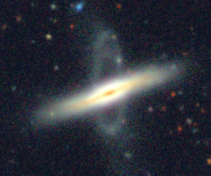 Galaxia SPRC047 y su corriente estelar de marea.