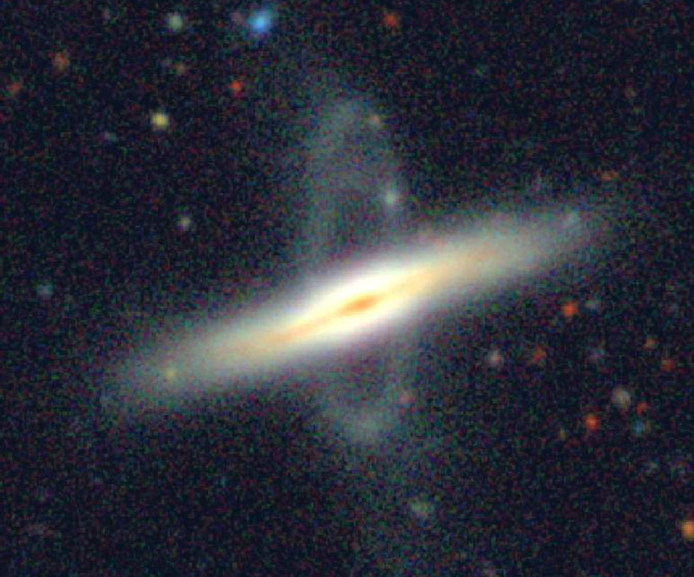 Galaxia SPRC047 y su corriente estelar de marea.
