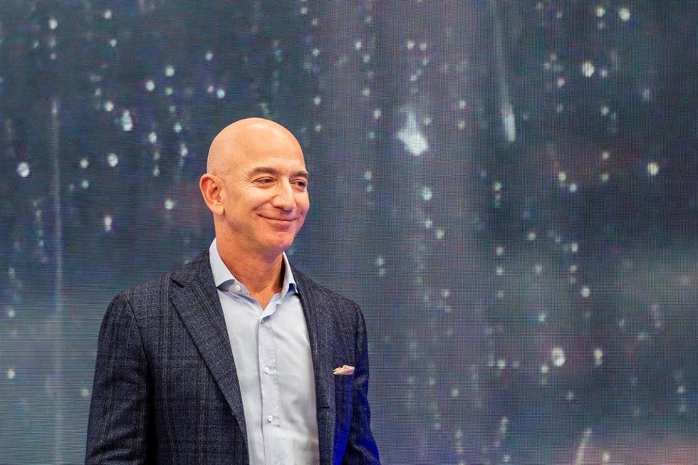 Archivo - FILED - 25 September 2019, US, Los Angeles: Jeff Bezos, head of Amazon, can be seen on the fringes of the company's novelties event. Washington Post owner Jeff Bezos tells Jamal Khashoggi's fiancee Hatice Cengiz: "You are not alone." Photo: An