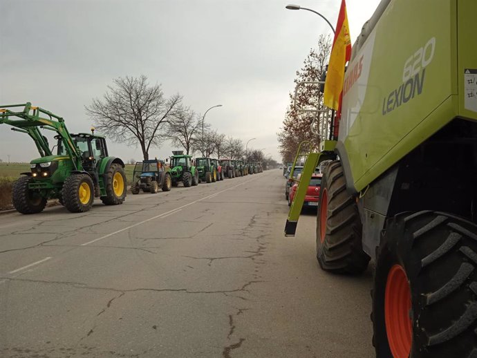 Las columnas de tractores que acuden a epicentros de la protesta en Otero y Madridejos ralentizan el tráfico cercano