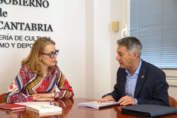 La consejera de Cultura, Turismo y Deporte, Eva Guillermina Fernández, se reúne con el alcalde de Campoo de Enmedio, Pedro Manuel Martínez