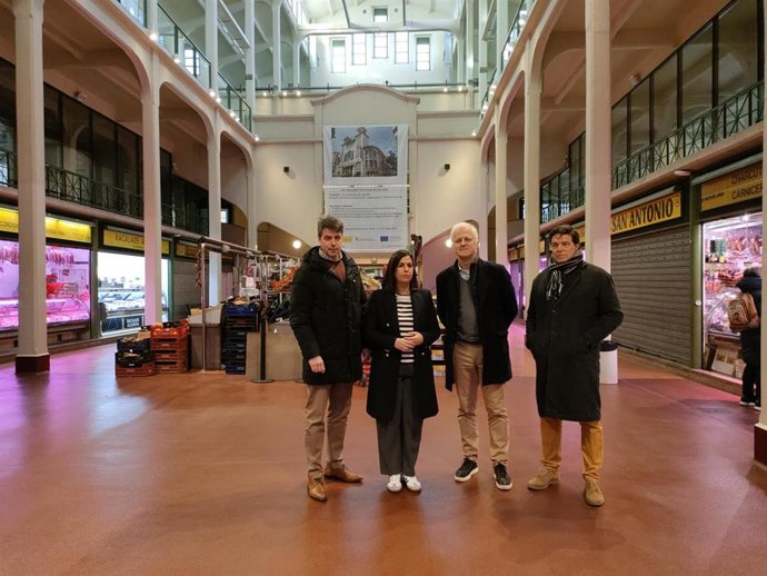 Concejales socialistas critican la paralización de las obras en el mercado de San Blas