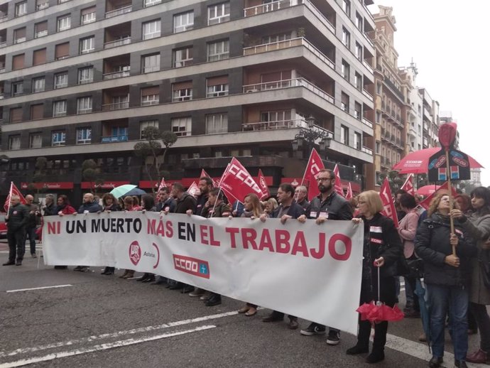 Archivo - Imagen de archivo de una concentración de CCOO y UGT en Oviedo contra la siniestralidad laboral. 