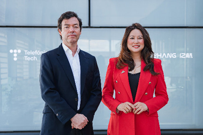 Archivo - De izq. A dcha: el director global de IoT de Telefónica Tech, Alfredo Serret,  y la jefa de Operaciones para Europa y Latinoamérica de EHang,  Victoria Jing Xiang.