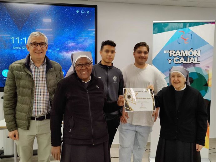 Imagen de la entrega de la donación a las Hermanitas de los Pobres