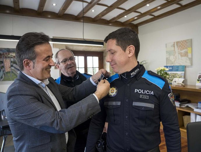El alcalde de Camargo, Diego Movellán, hace entrega de los galones al nuevo oficial de la Policía Local, Fernando Fernández
