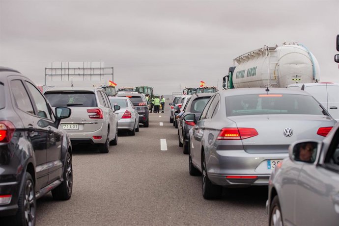 Atasco en la carretera E-5, a la altura del kilómetro 94 como consecuencia de la concentración de tractores, en la segunda jornada de protestas, a 7 de febrero de 2024 en Tembleque,  Toledo, Castilla-La Mancha (España).  Agricultores y ganaderos de toda