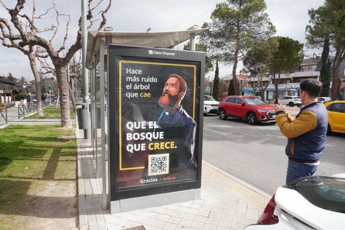 Cartel de la campaña 'Gracias, sacerdotes' en una marquesina.